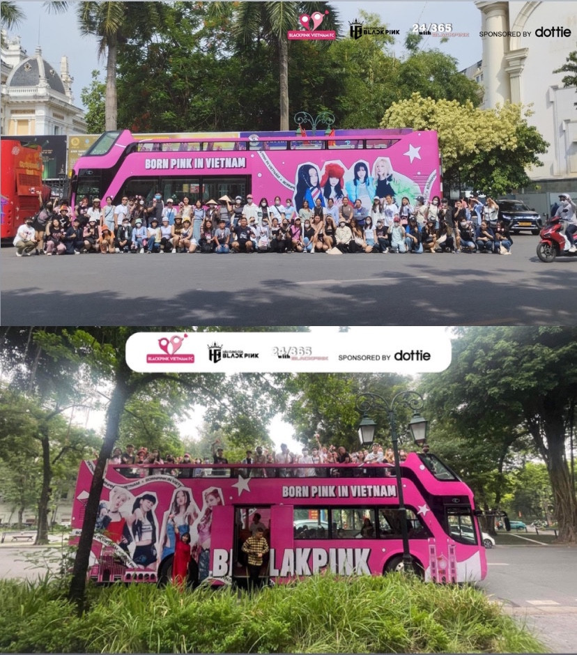 Xe buýt 2 tầng dùng để chở người hâm mộ đi tham quan các địa điểm nổi tiếng ở khu vực Hà Nội. - Nguồn: BLACKPINK Vietnam FC Xe buýt 2 tầng dùng để chở người hâm mộ đi tham quan các địa điểm nổi tiếng ở khu vực Hà Nội. - Nguồn: BLACKPINK Vietnam FC
