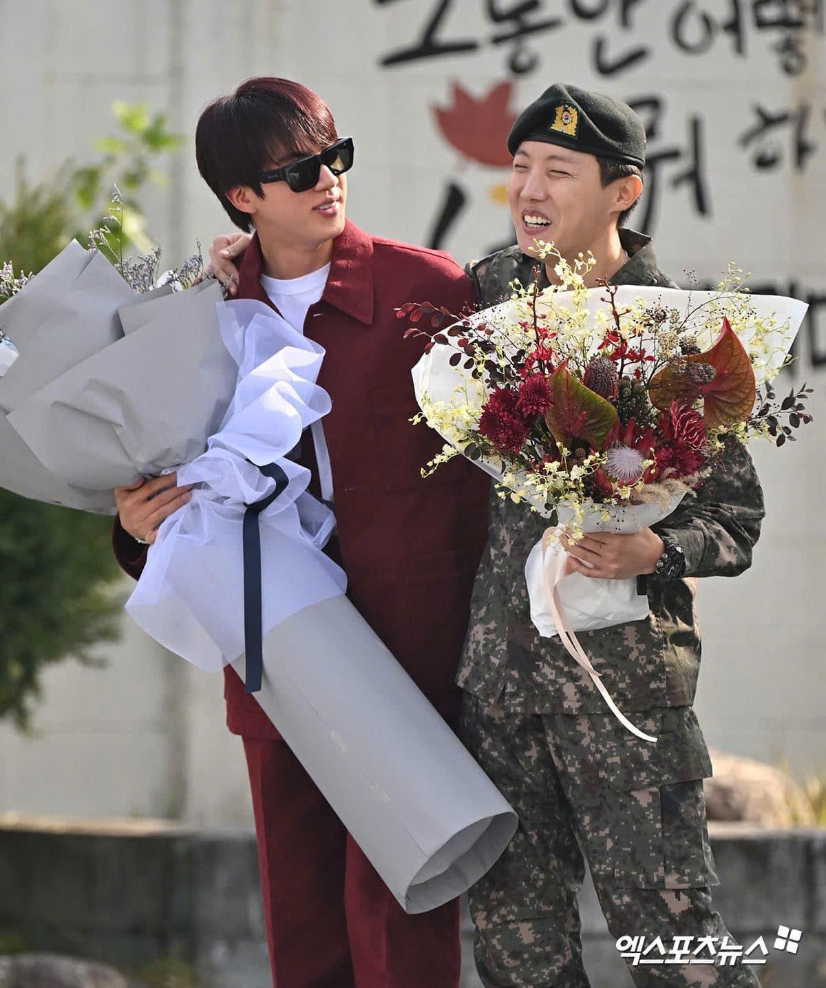 Jin đại diện BTS chào mừng j-hope về nhà. Jin đại diện BTS chào mừng j-hope về nhà.