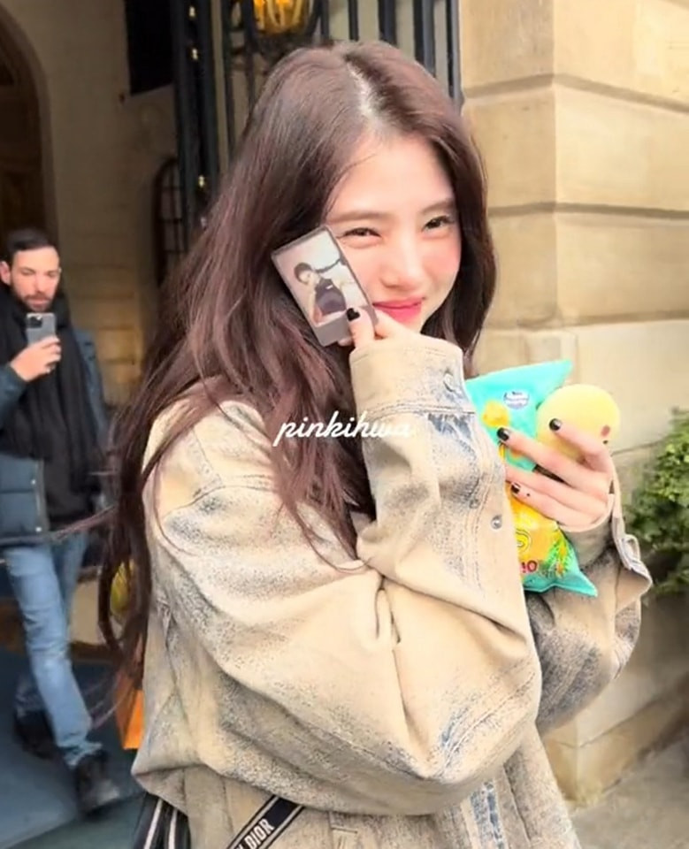 Han So Hee thích thú khi được fan tặng &quot;bo góc&quot; của Jennie. Nhiều người còn bày tỏ mong muốn được thấy hai chị đẹp tương tác trong tương lai.