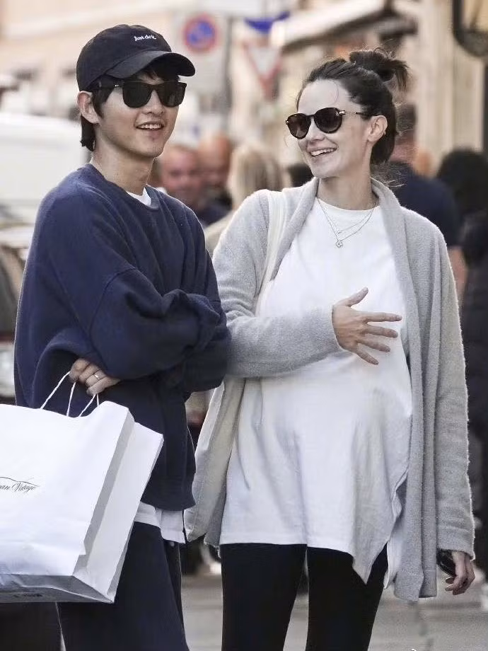 Song Joong Ki cùng vợ Katy Louise Saunders.