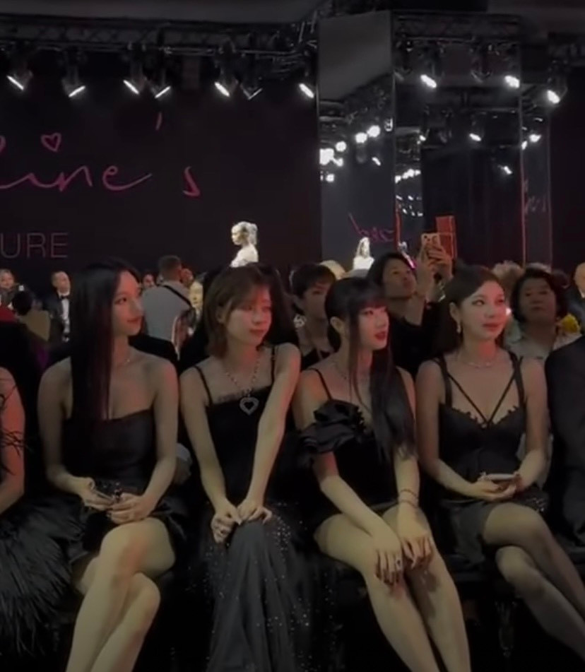 Các nữ thần tượng ngồi hàng ghế đầu dự show diễn Chopard Caroline Couture Show trình làng bộ sưu tập mới của Chopard. Các nữ thần tượng ngồi hàng ghế đầu dự show diễn Chopard Caroline Couture Show trình làng bộ sưu tập mới của Chopard.