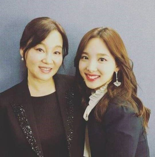 Hình ảnh Nayeon chụp cùng mẹ.
