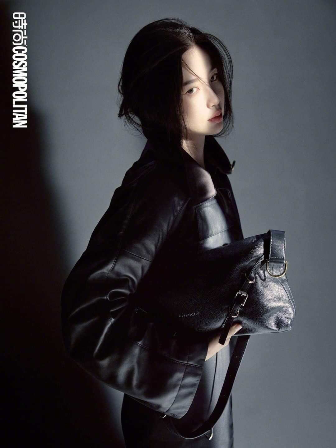 Đây là ấn phẩm đánh dấu lần mở khóa bìa tạp chí thời trang ngũ đại tại Trung Quốc đầu tiên của Ngu Thư Hân.