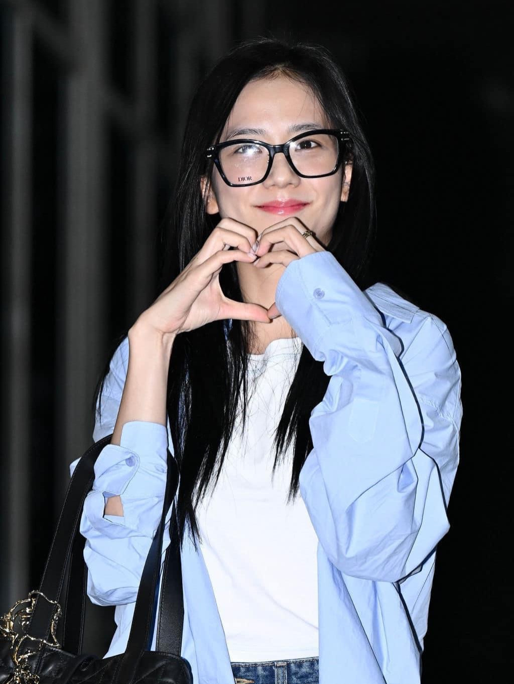 Chỉ trang điểm nhẹ nhàng nhưng nhan sắc xinh đẹp của chị cả BLACKPINK vẫn gây ấn tượng.