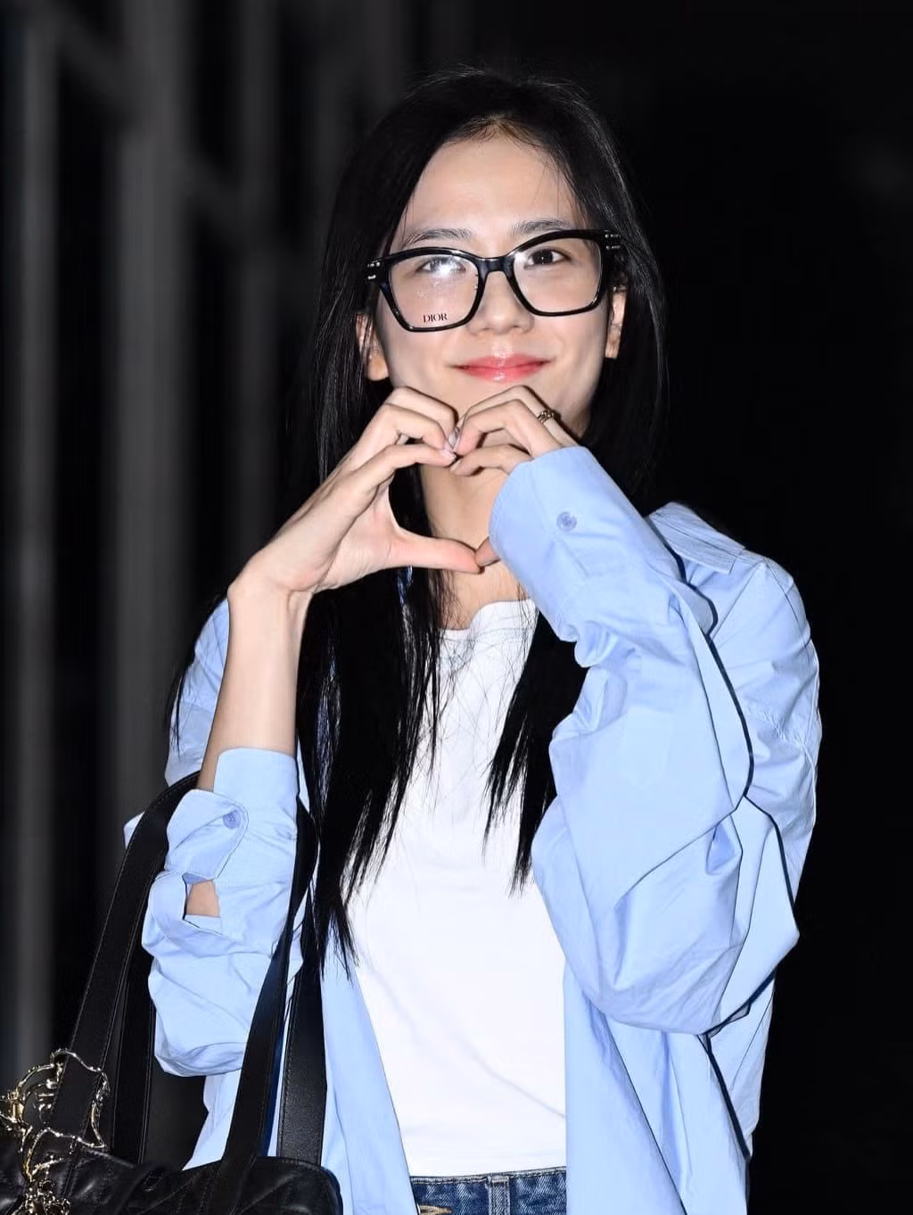Chỉ trang điểm nhẹ nhàng nhưng nhan sắc xinh đẹp của chị cả BLACKPINK vẫn gây ấn tượng. Chỉ trang điểm nhẹ nhàng nhưng nhan sắc xinh đẹp của chị cả BLACKPINK vẫn gây ấn tượng.