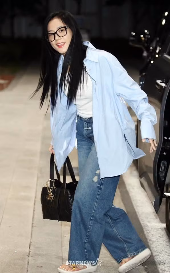 Áo sơ mi kết hợp với quần jeans cùng đôi dép tông được Jisoo diện giúp outfit được nâng tầm "chuẩn dâu Việt". - Nguồn STARNEWS Áo sơ mi kết hợp với quần jeans cùng đôi dép tông được Jisoo diện giúp outfit được nâng tầm "chuẩn dâu Việt". - Nguồn STARNEWS