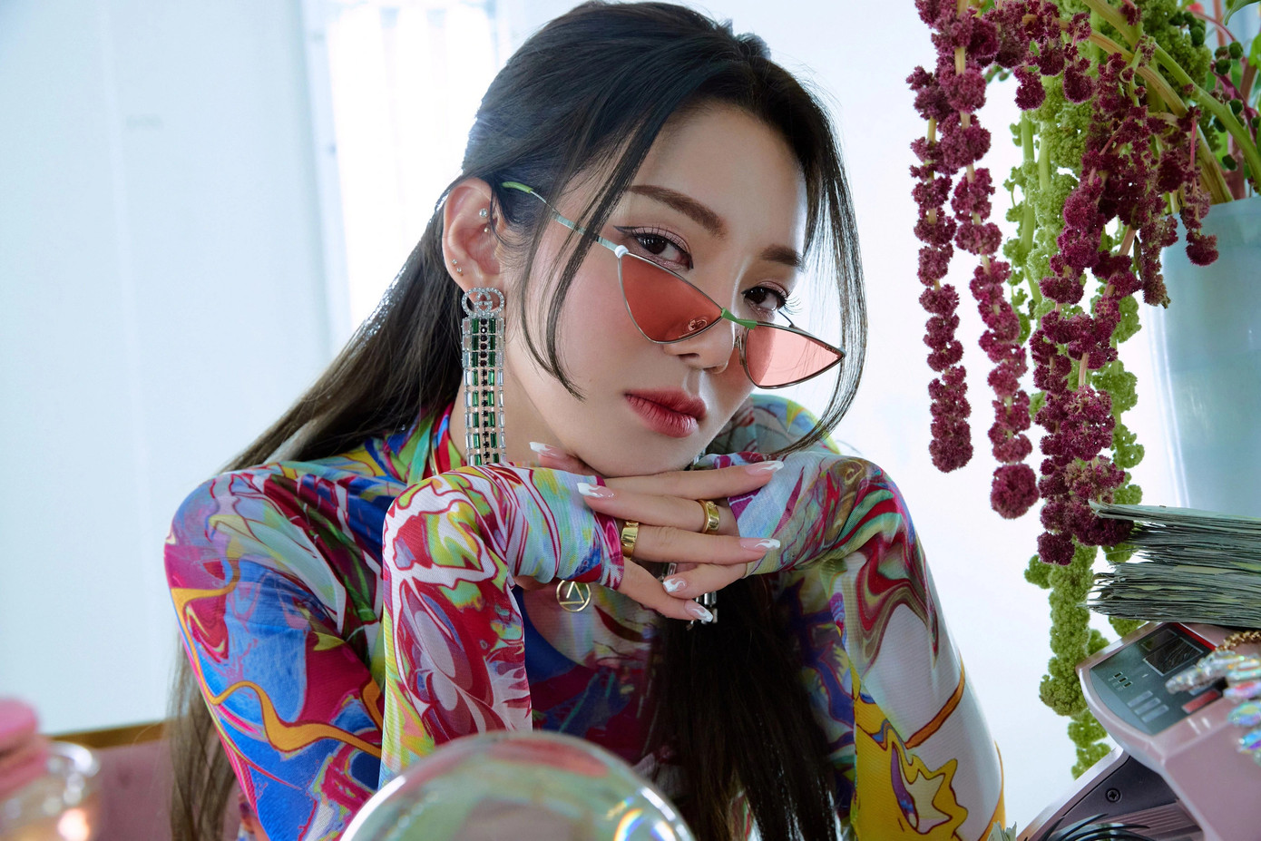 Nữ idol/DJ Hyoyeon khiến fan nửa buồn cười nửa lo lắng với tin bị bắt giữ tại nước ngoài. Nữ idol/DJ Hyoyeon khiến fan nửa buồn cười nửa lo lắng với tin bị bắt giữ tại nước ngoài.