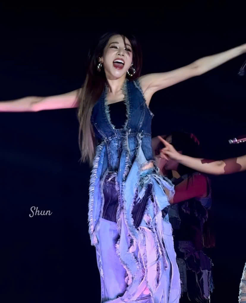 Vóc dáng chuẩn chỉnh giúp cô tự tin mặc những bộ trang phục ôm sát eo.