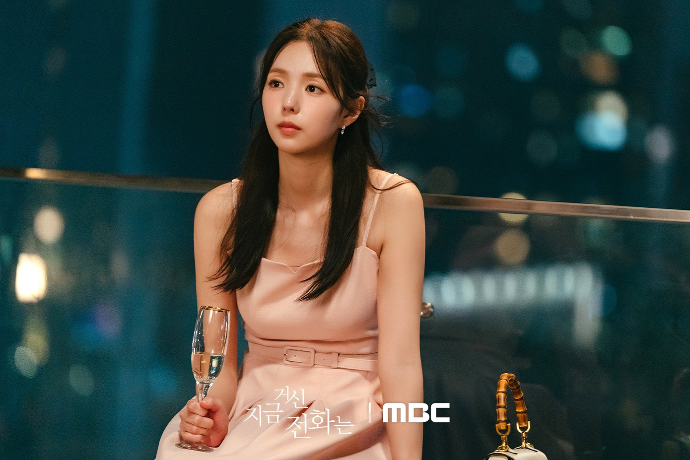 Chae Soo Bin vào vai Hong Hee Joo có vẻ ngoài ngây thơ, trong sáng nhưng bên trong lại có phần lém lỉnh, khôn ngoan. Chae Soo Bin vào vai Hong Hee Joo có vẻ ngoài ngây thơ, trong sáng nhưng bên trong lại có phần lém lỉnh, khôn ngoan.