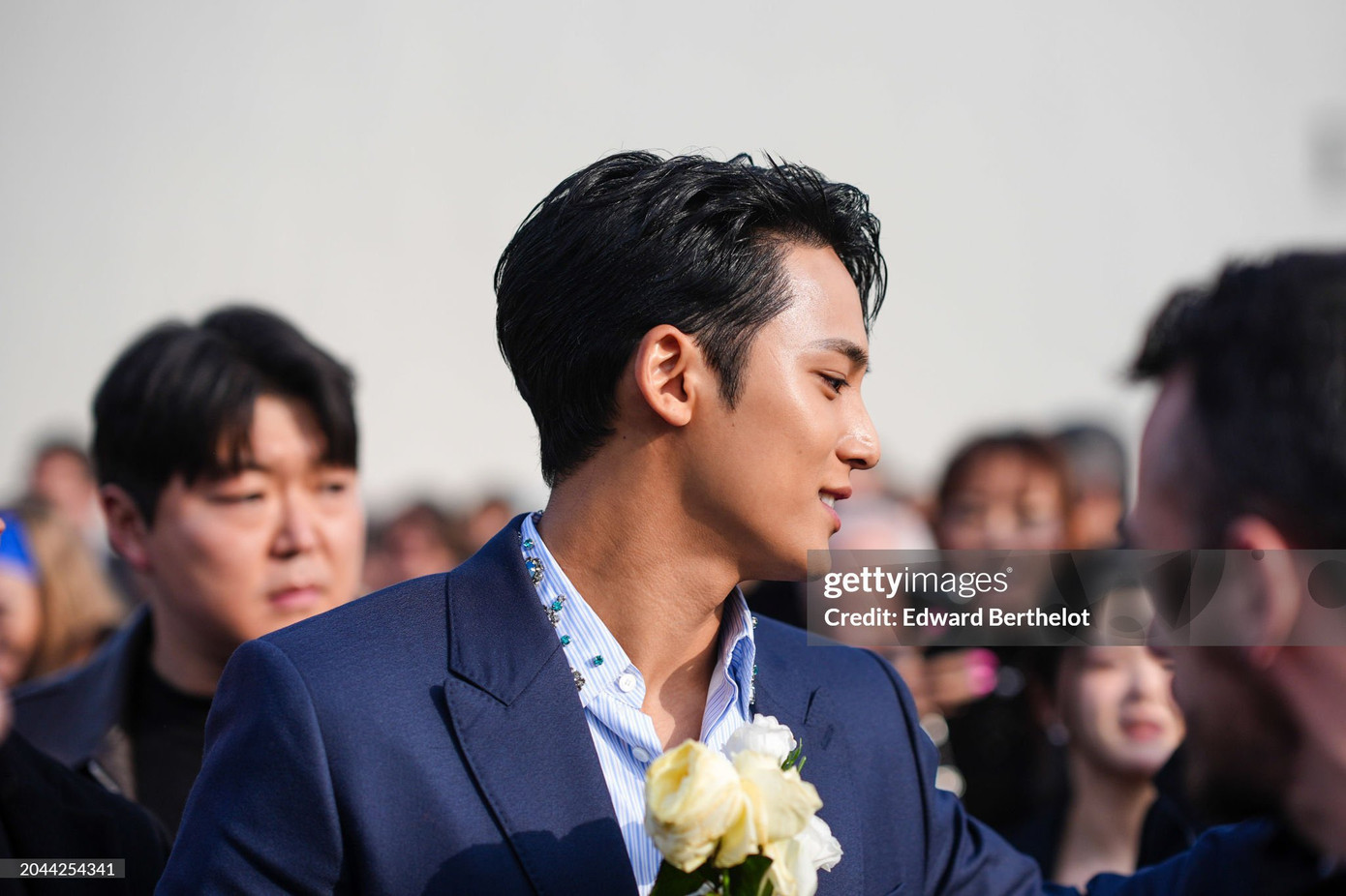 Mingyu cầm trên tay bó hoa hồng trắng được tặng, netizen đua nhau "nhận chồng" vì vẻ bảnh bao như chú rể bước vào lễ đường.