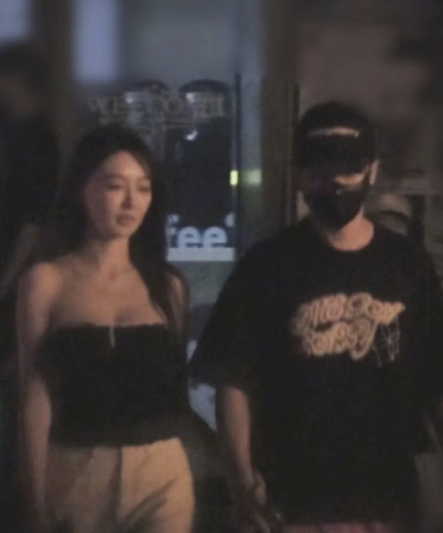 Cặp đôi được cánh săn ảnh bắt gặp cùng dạo phố tại lễ Thất tịch năm nay.