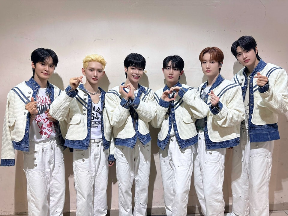 Buổi biểu diễn của 6 chàng trai kéo dài 3 tiếng với tổng cộng 23 ca khúc được thể hiện. Buổi biểu diễn của 6 chàng trai kéo dài 3 tiếng với tổng cộng 23 ca khúc được thể hiện.