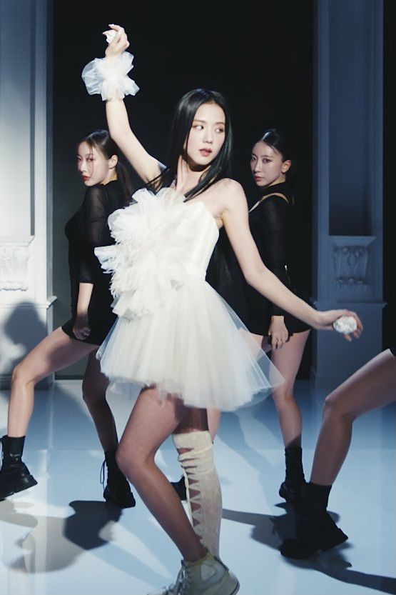 Trong tác phẩm lần này, Jisoo hóa thân thành nàng tiên, đánh dấu lần xuất hiện đầu tiên trên màn ảnh rộng của mình.