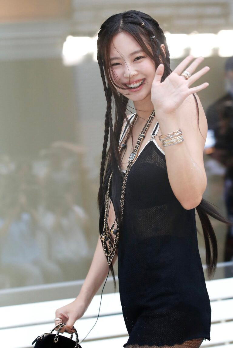 Jennie "đốn tim" với loạt cử chỉ dễ thương đối với người hâm mộ. Cô lập tức cười rạng rỡ và không quên gửi ngay một nụ hôn gió khi nhìn thấy fan.