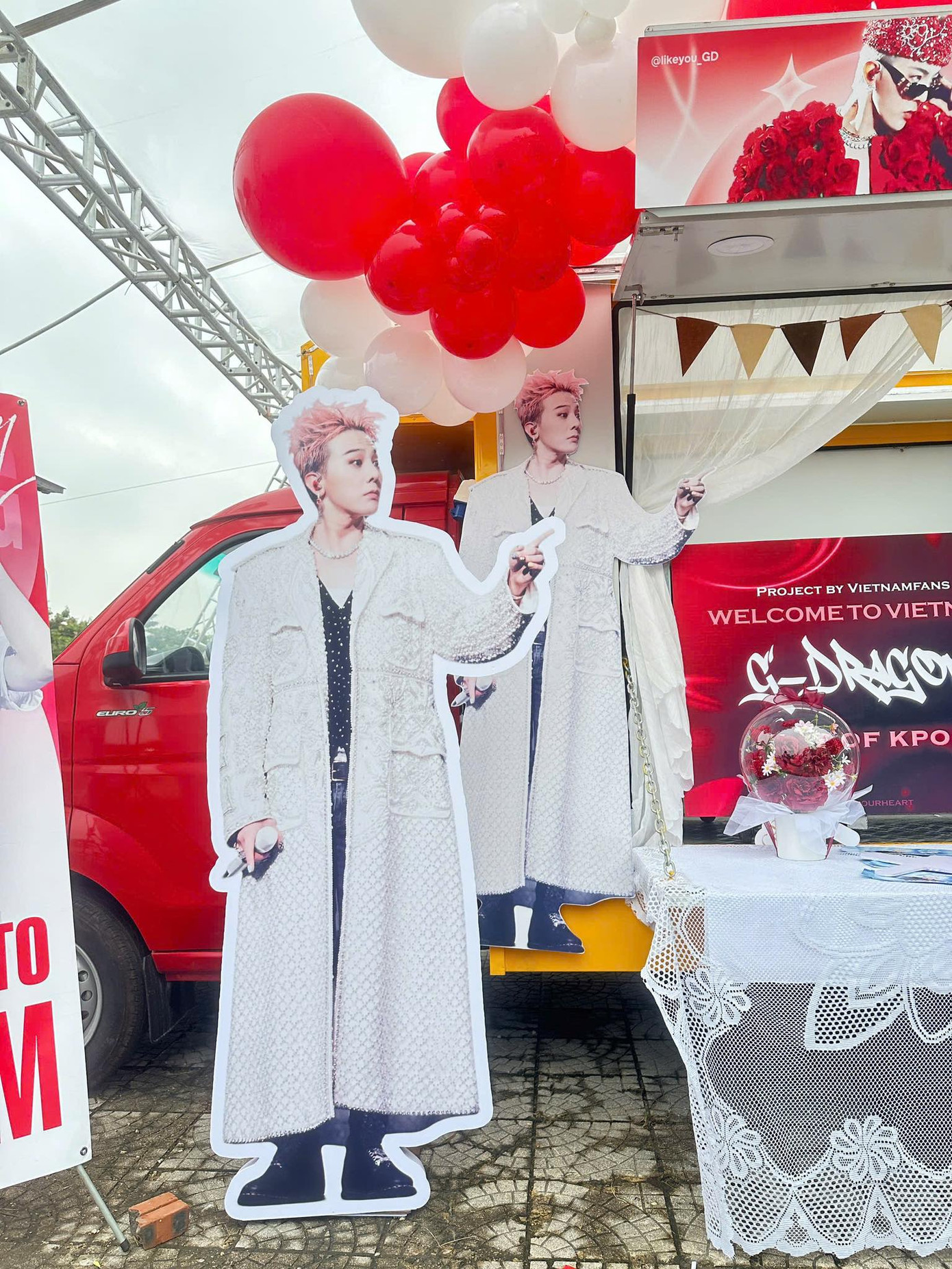 Booth-truck được trang hoàng theo tone màu đỏ trắng.