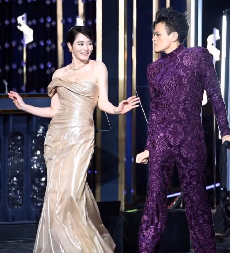Park Jin Young còn nhảy ngẫu hứng cùng MC Kim Hye Soo.