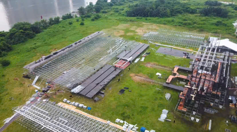 Ban tổ chức nhận được nhiều lời khen về công tác chuẩn bị sân khấu cho nghệ sĩ và cả khu vực dành cho khán giả. - Nguồn: Tony Trần