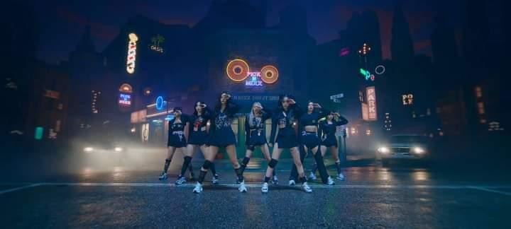 Vũ đạo chữ "O" kết bài độc đáo của NMIXX. Vũ đạo chữ "O" kết bài độc đáo của NMIXX.