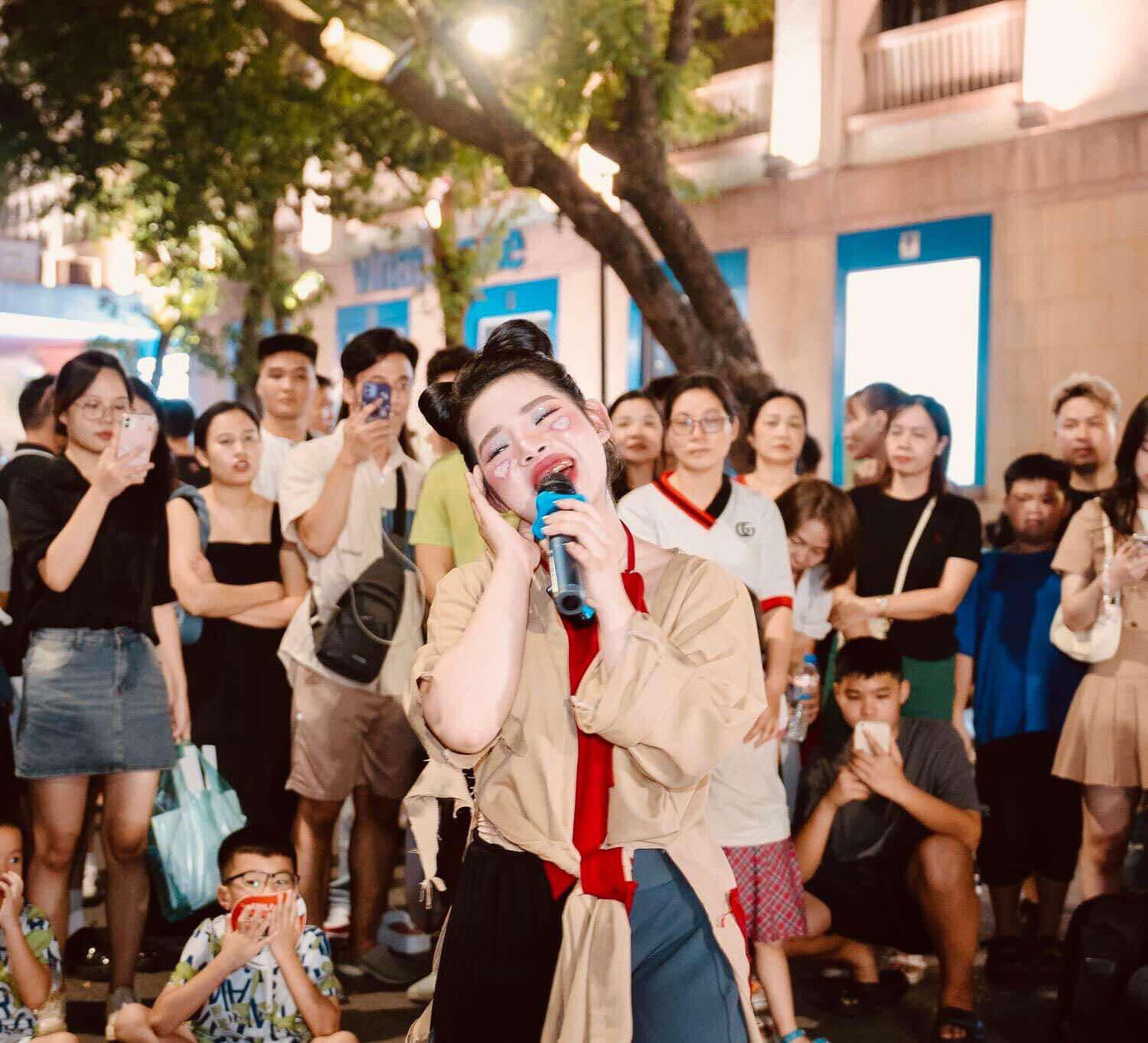 Rũ bỏ hình tượng thường thấy, Thái Phương &quot;xông pha&quot; với vai Thị Nở, thành công chiếm trọn cảm tình của khán giả nhờ giọng ca và diễn xuất tốt.