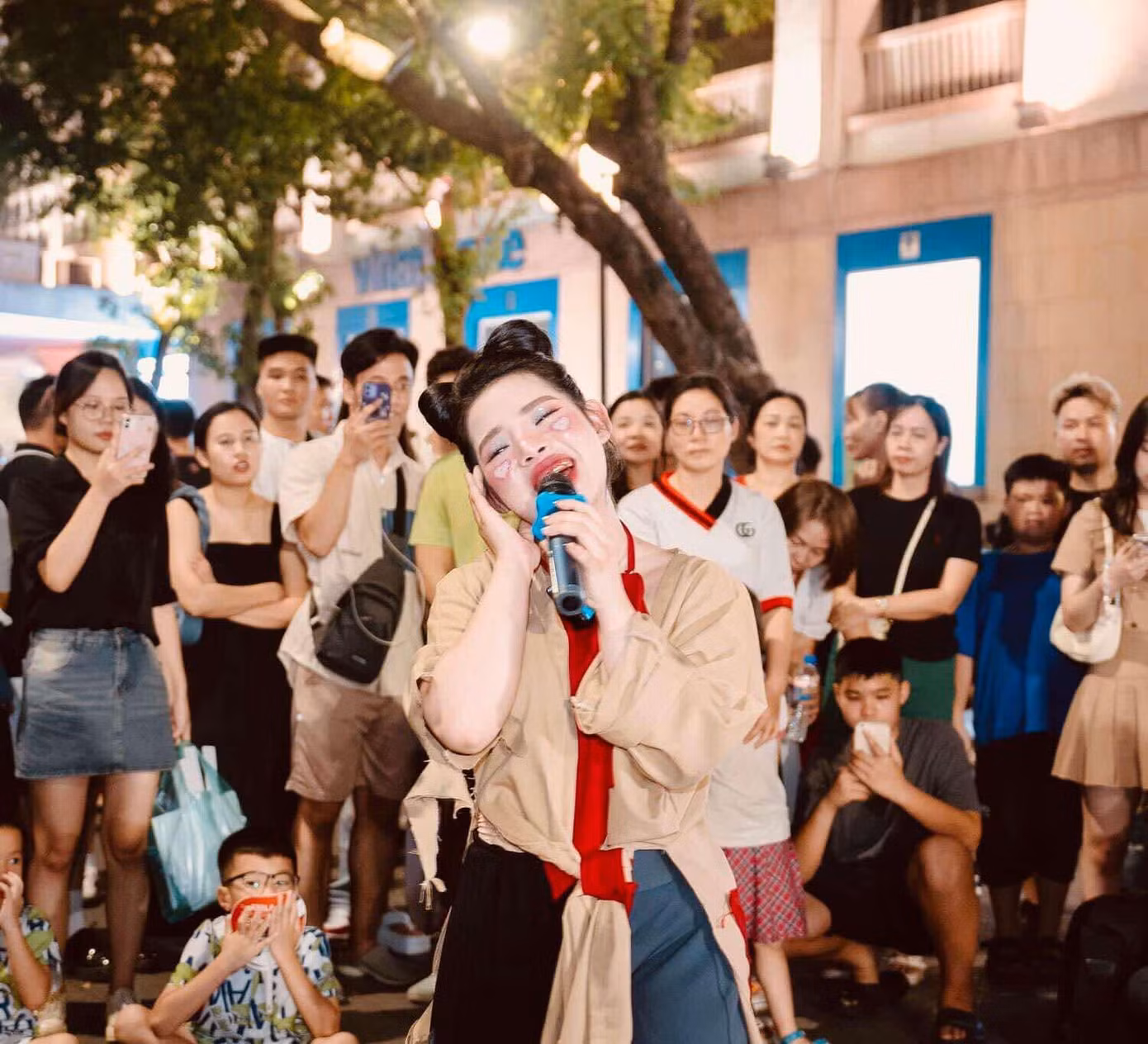 Rũ bỏ hình tượng thường thấy, Thái Phương "xông pha" với vai Thị Nở, thành công chiếm trọn cảm tình của khán giả nhờ giọng ca và diễn xuất tốt.