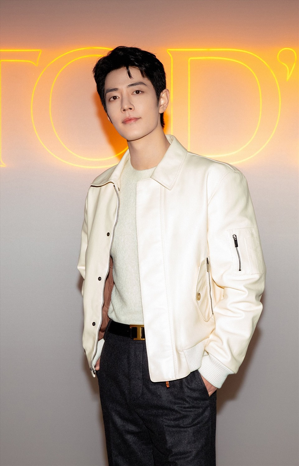 Ở show diễn của Tod's, anh chàng hóa thân thành một quý ông phong độ, lịch lãm. Ở show diễn của Tod's, anh chàng hóa thân thành một quý ông phong độ, lịch lãm.