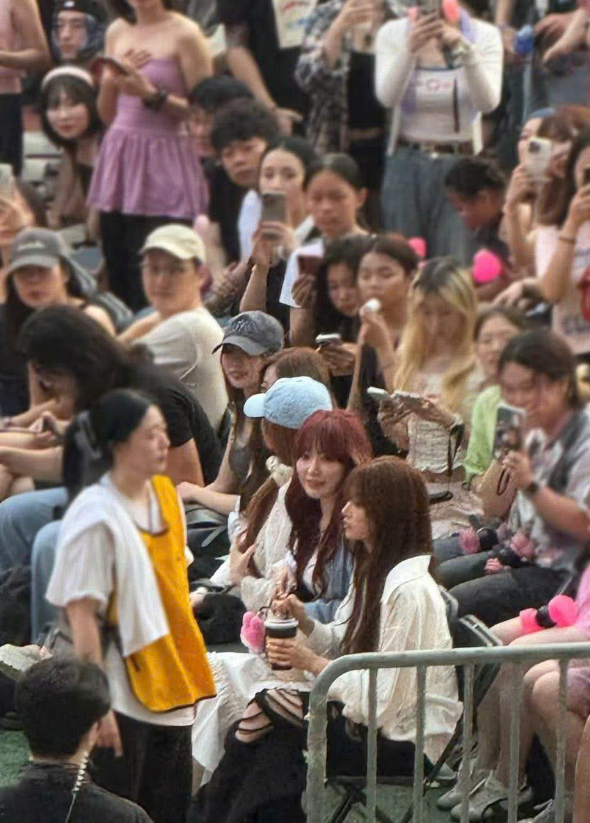 Hai nhóm nhạc nữ nổi bật của thế hệ 4 là IVE và LE SSERAFIM cũng góp mặt tại sự kiện lần này của đàn chị.