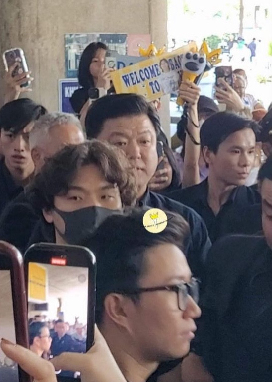 Người hâm mộ liên tục gọi tên nam thần tượng.