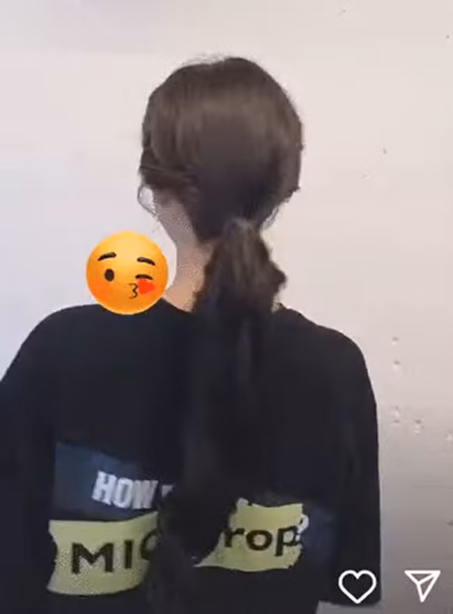 Song Da Eun từng khoe áo thun có chữ "Mic Drop", cũng là tên của một trong những ca khúc tạo nên tên tuổi cho BTS.