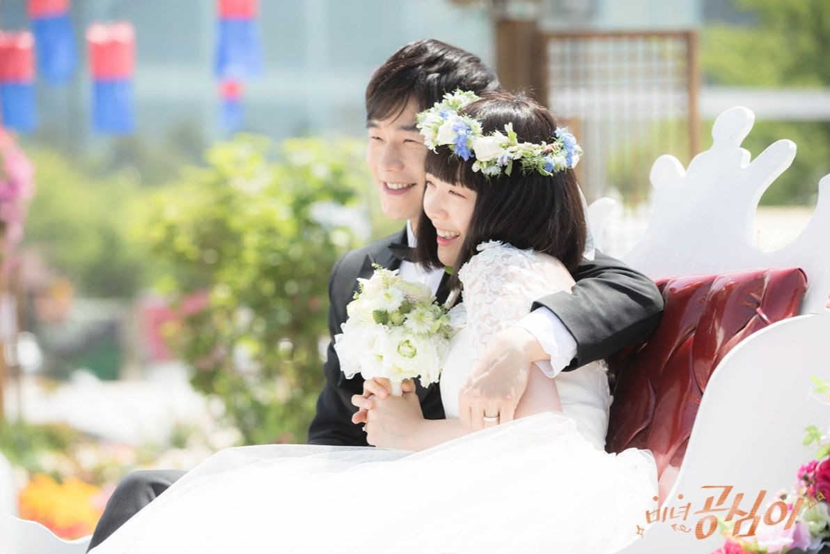 Điều thú vị là trong Gong Shim Đáng Yêu, "nàng Gong Shim" Minah từng tưởng tượng cảnh kết hôn với nhân vật Joon Soo của On Joo Wan. Dù không thành đôi trong phim nhưng chi tiết này được ví như "lời tiên đoán" thành sự thật.