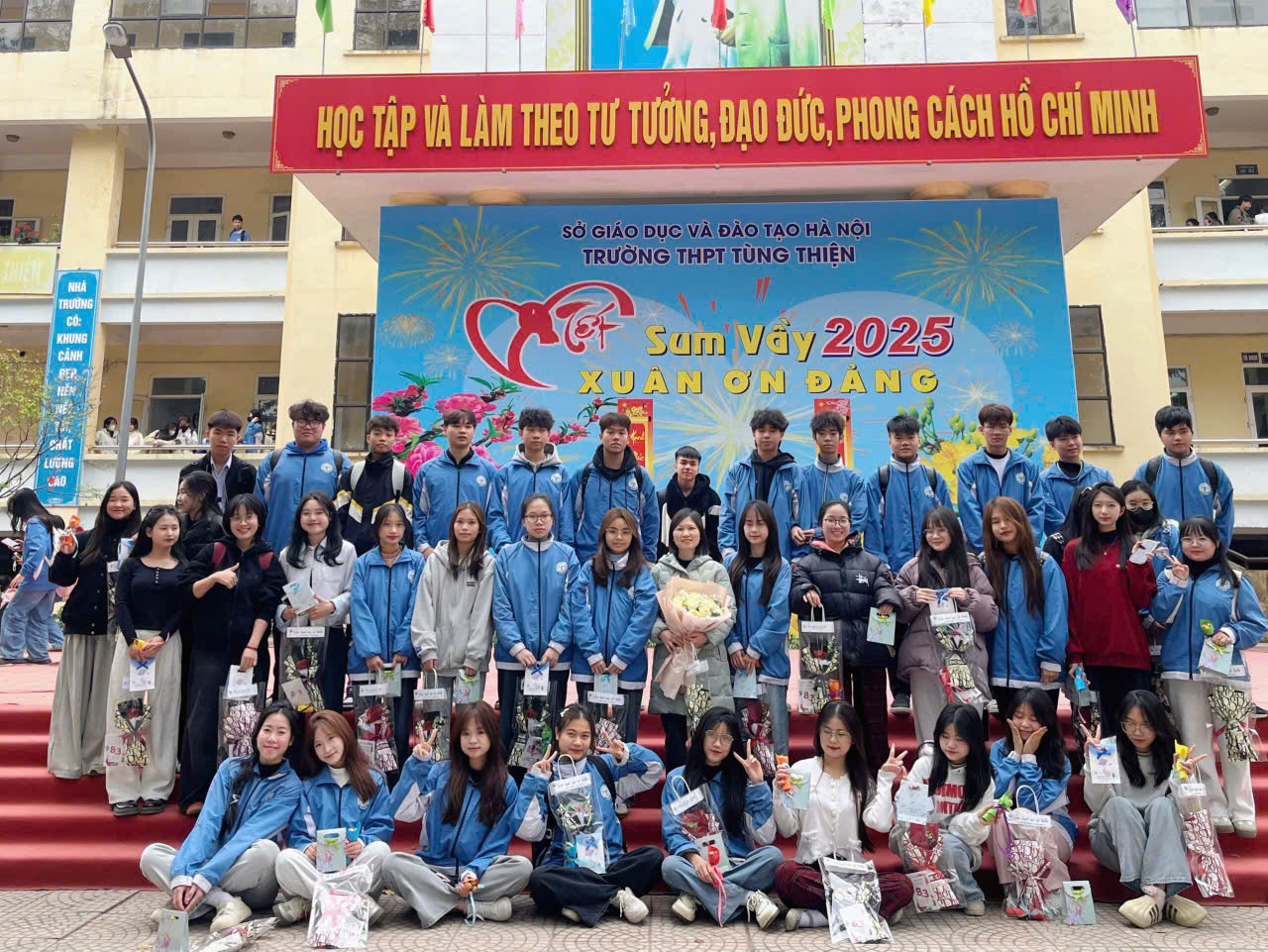 Năng lượng 8/3 "dễ huông": Teen nhận quà "xịn", các thầy hóa thành "thiên nga trắng" ảnh 4 Năng lượng 8/3 "dễ huông": Teen nhận quà "xịn", các thầy hóa thành "thiên nga trắng" ảnh 4