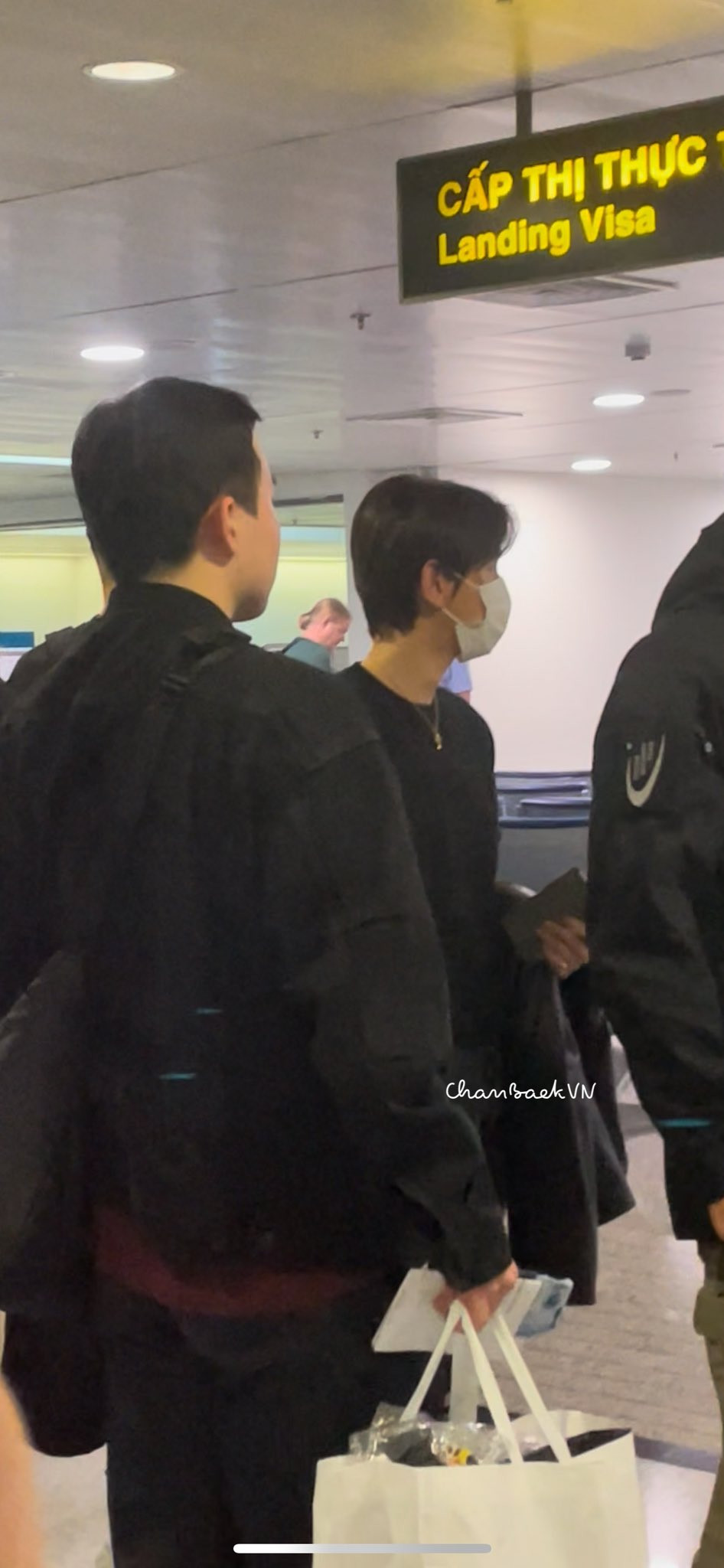 Những hình ảnh đầu tiên của Baekhyun sau khi đáp xuống sân bay Việt Nam. Những hình ảnh đầu tiên của Baekhyun sau khi đáp xuống sân bay Việt Nam.