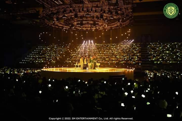 Hình ảnh 7 chàng trai trong biển lightstick khi hát ca khúc Never Goodbye (Polaris) khiến người hâm mộ không khỏi xúc động. Hình ảnh 7 chàng trai trong biển lightstick khi hát ca khúc Never Goodbye (Polaris) khiến người hâm mộ không khỏi xúc động.