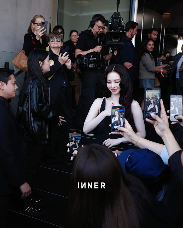 Dù là bức ảnh chụp vội của người qua đường hay ống kính của "hung thần" Getty Images, Karina vẫn đẹp bất chấp, phát sáng nhờ làn da trắng sứ. Dù là bức ảnh chụp vội của người qua đường hay ống kính của "hung thần" Getty Images, Karina vẫn đẹp bất chấp, phát sáng nhờ làn da trắng sứ.