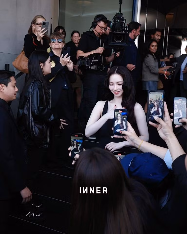 Dù là bức ảnh chụp vội của người qua đường hay ống kính của "hung thần" Getty Images, Karina vẫn đẹp bất chấp, phát sáng nhờ làn da trắng sứ.