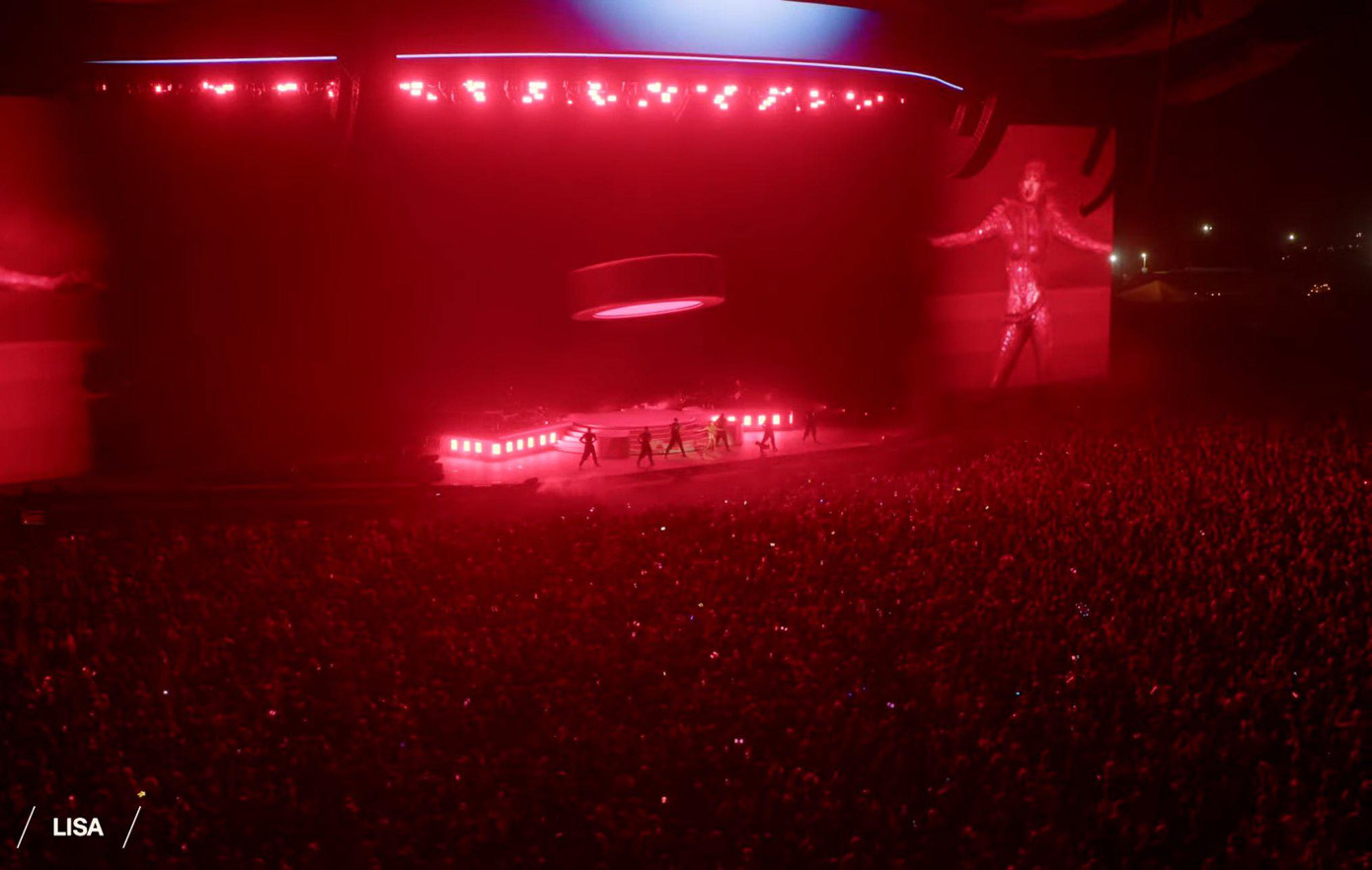 Sân khấu của Lisa thu hút đông đảo khán giả tham gia. Sân khấu của Lisa thu hút đông đảo khán giả tham gia.