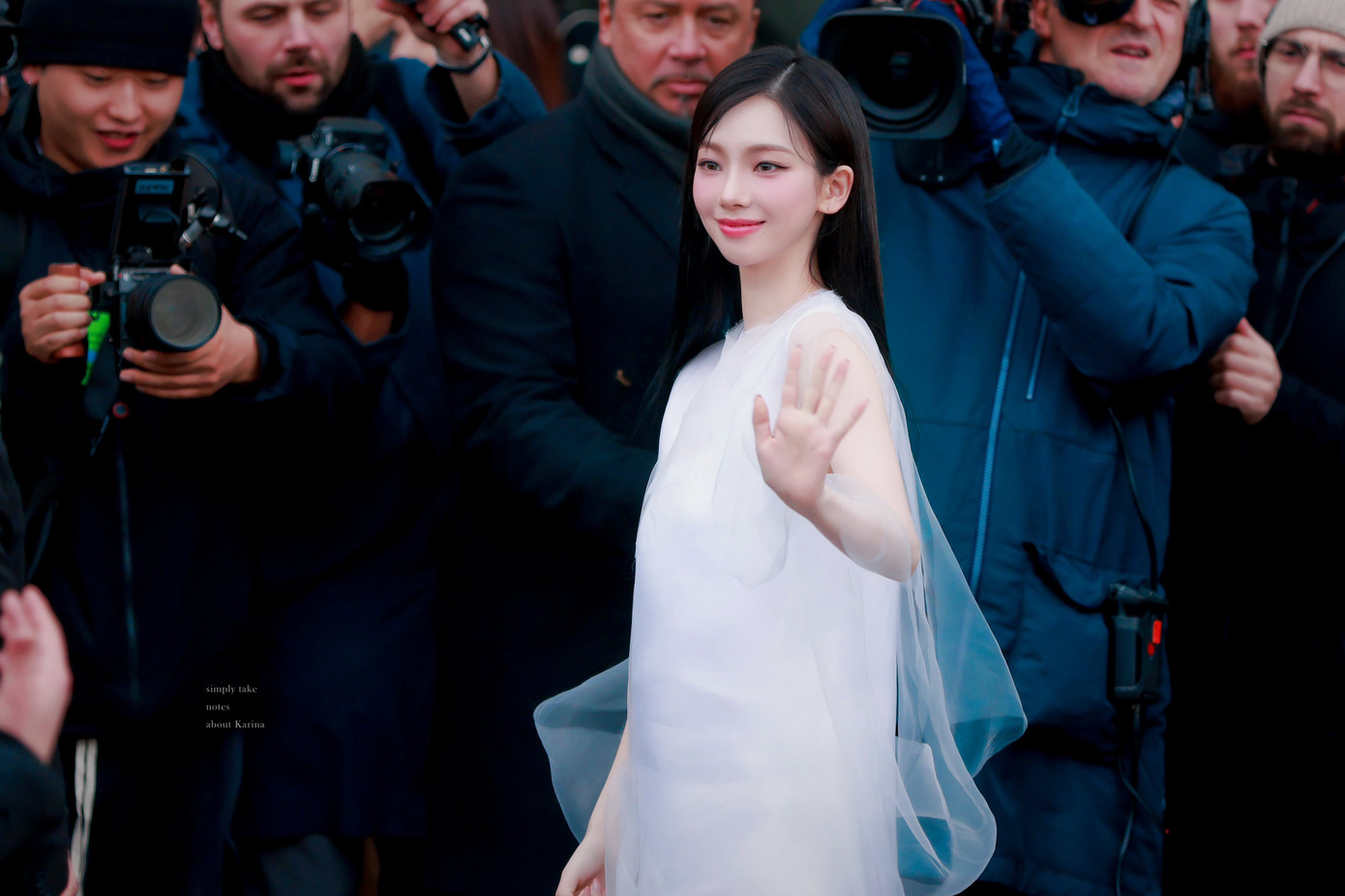 Ngay khi vừa xuất hiện, mọi ống kính đều hướng về phía trưởng nhóm aespa. Ngay khi vừa xuất hiện, mọi ống kính đều hướng về phía trưởng nhóm aespa.