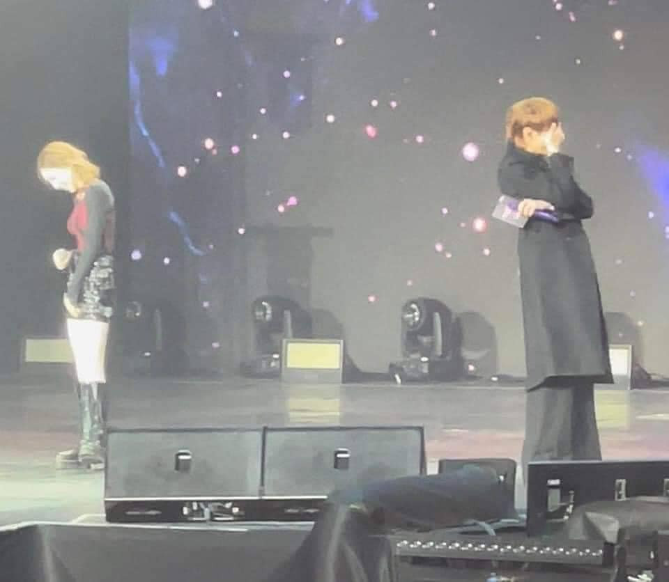 Khoảnh khắc chàng fanboy ôm mặt ngượng ngùng chỉ vì được idol chào khiến không chỉ fan mà cả Taeyeon cũng phải bật cười. Khoảnh khắc chàng fanboy ôm mặt ngượng ngùng chỉ vì được idol chào khiến không chỉ fan mà cả Taeyeon cũng phải bật cười.