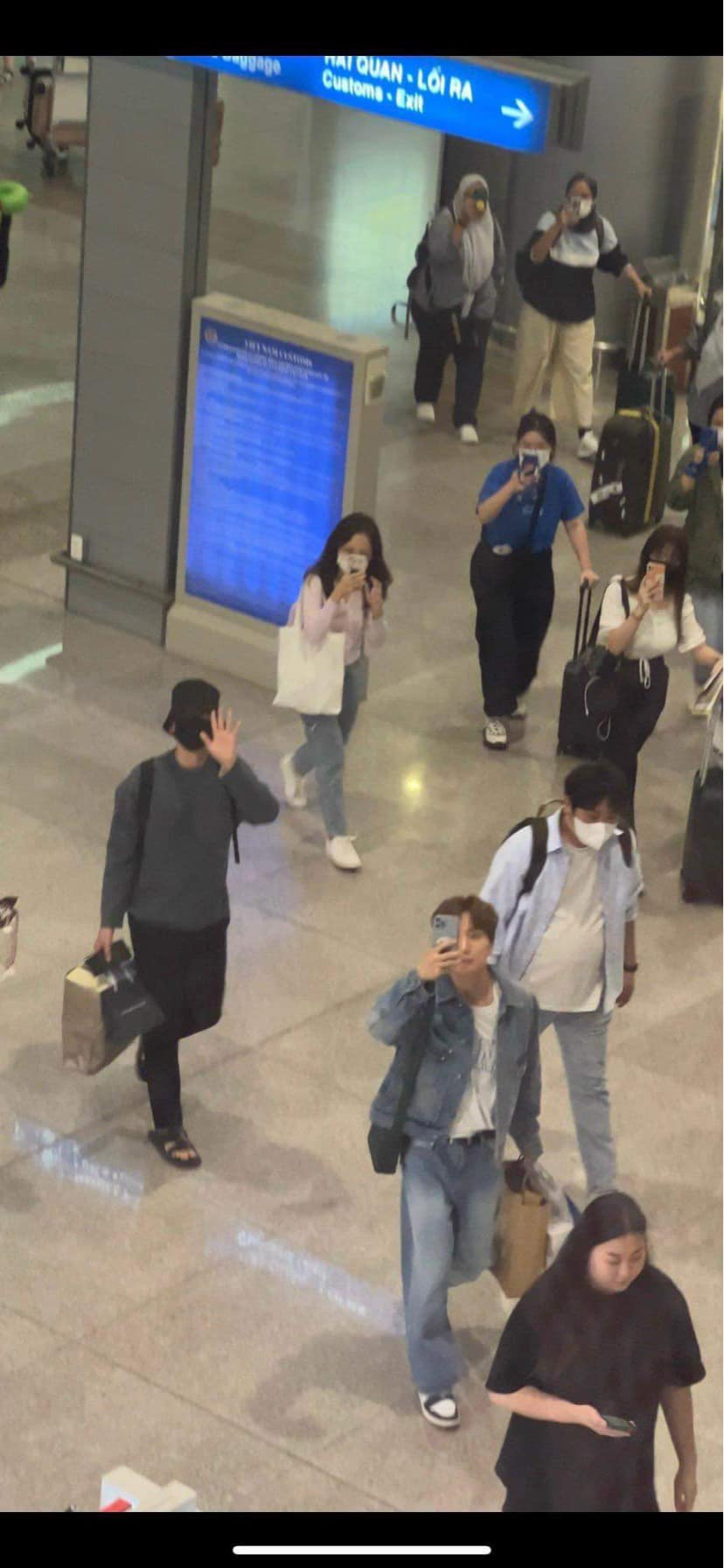 Đáp lại niềm yêu mến nhiệt thành của người hâm mộ, Leeteuk đã chụp ảnh để lưu giữ kỷ niệm. - Ảnh: Thi Nguyen Đáp lại niềm yêu mến nhiệt thành của người hâm mộ, Leeteuk đã chụp ảnh để lưu giữ kỷ niệm. - Ảnh: Thi Nguyen