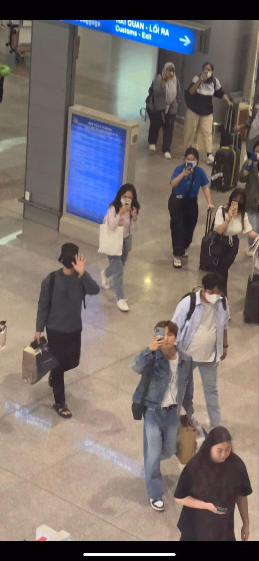 Đáp lại niềm yêu mến nhiệt thành của người hâm mộ, Leeteuk đã chụp ảnh để lưu giữ kỷ niệm. - Ảnh: Thi Nguyen