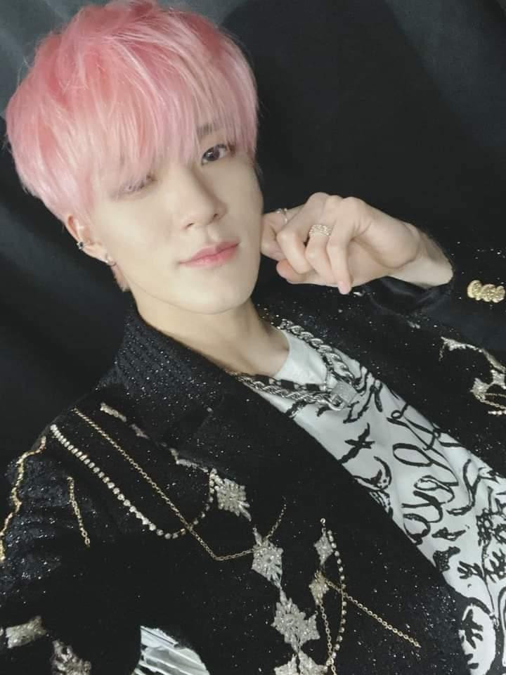 Jeno toả sáng trong màu tóc hồng. Jeno toả sáng trong màu tóc hồng.