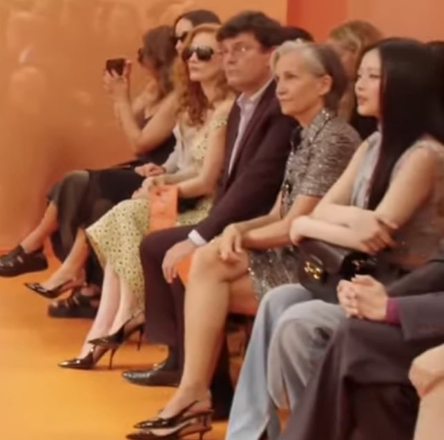 Trước đó, cô nàng được đại diện Gucci tiếp đón nhiệt tình và dẫn vào bên trong sự kiện. Trước đó, cô nàng được đại diện Gucci tiếp đón nhiệt tình và dẫn vào bên trong sự kiện.