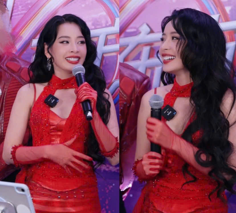 Giọng ca Đóa hoa hồng còn tự tin thể hiện khả năng hát tiếng Trung và giao tiếp tốt khi tham gia trả lời phỏng vấn.