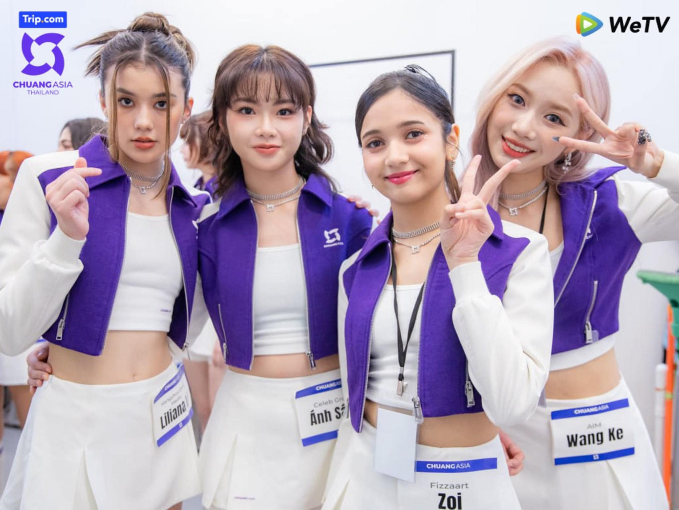 Ánh Sáng trong ảnh chụp với các thực tập sinh tại Chuang Asia (người thứ hai từ trái qua). Ánh Sáng trong ảnh chụp với các thực tập sinh tại Chuang Asia (người thứ hai từ trái qua).