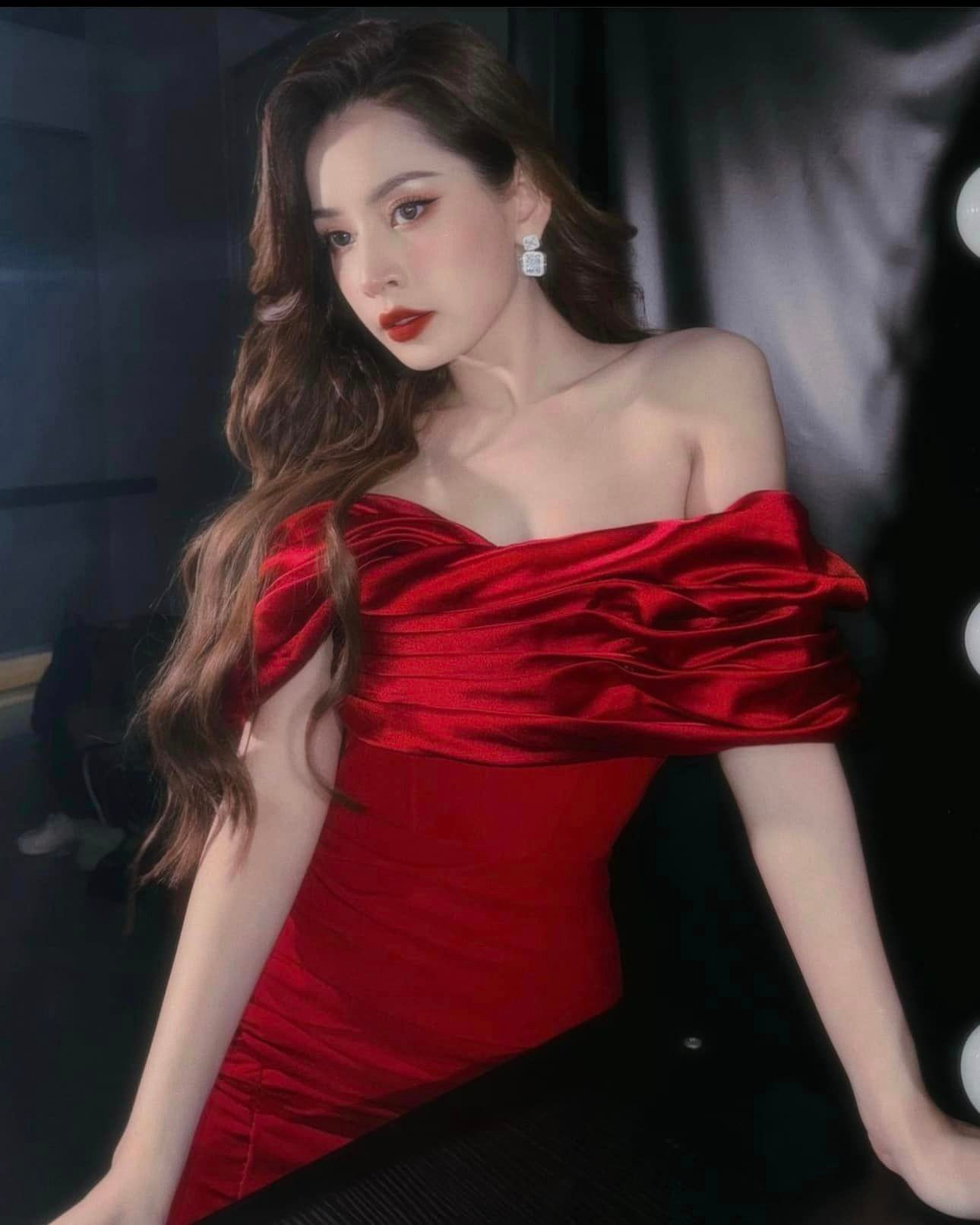 Nhan sắc cùng trang phục đỏ &quot;cực bén&quot; của Chi Pu tại mở màn sự kiện.