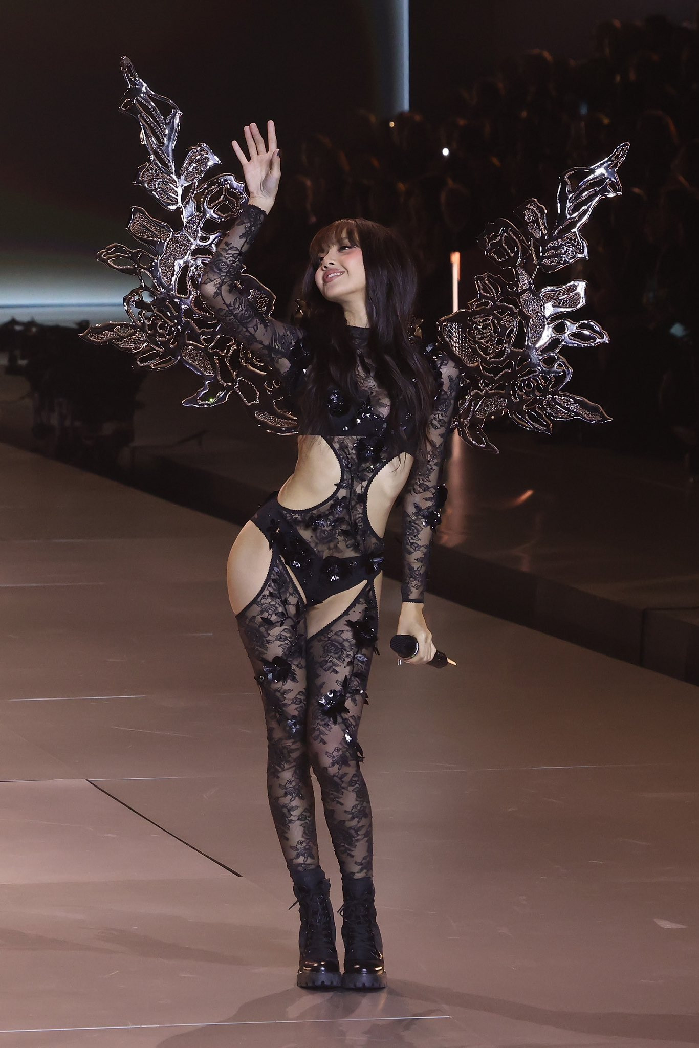 Lisa diện nội y, trình diễn trong buổi biểu diễn thời trang của Victoria’s Secret.