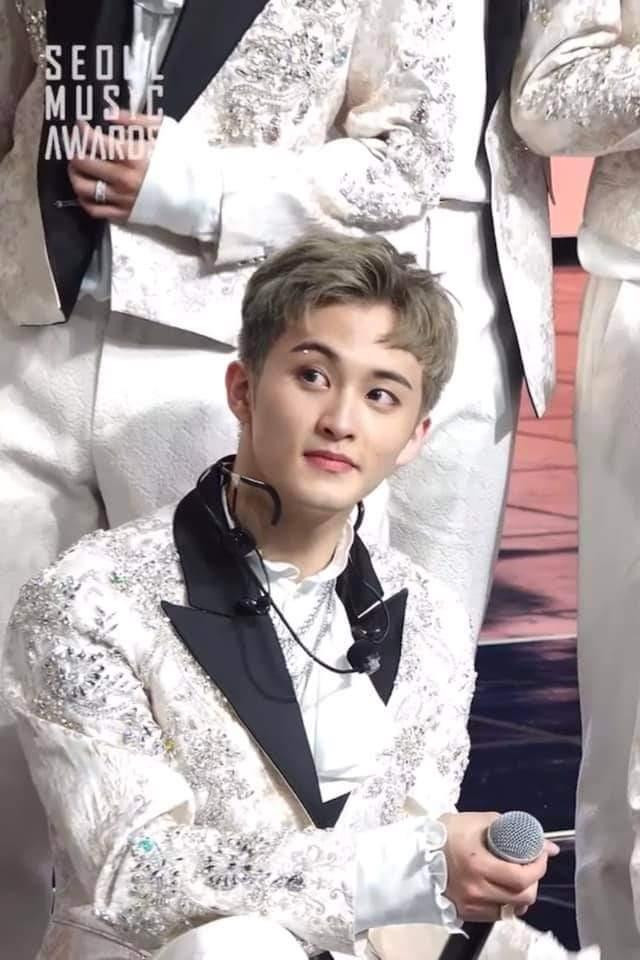 Mark chia sẻ màu tóc hiện tại là màu bị phai sau khi nhuộm xanh nhưng anh chàng càng thích màu này hơn. Mark chia sẻ màu tóc hiện tại là màu bị phai sau khi nhuộm xanh nhưng anh chàng càng thích màu này hơn.