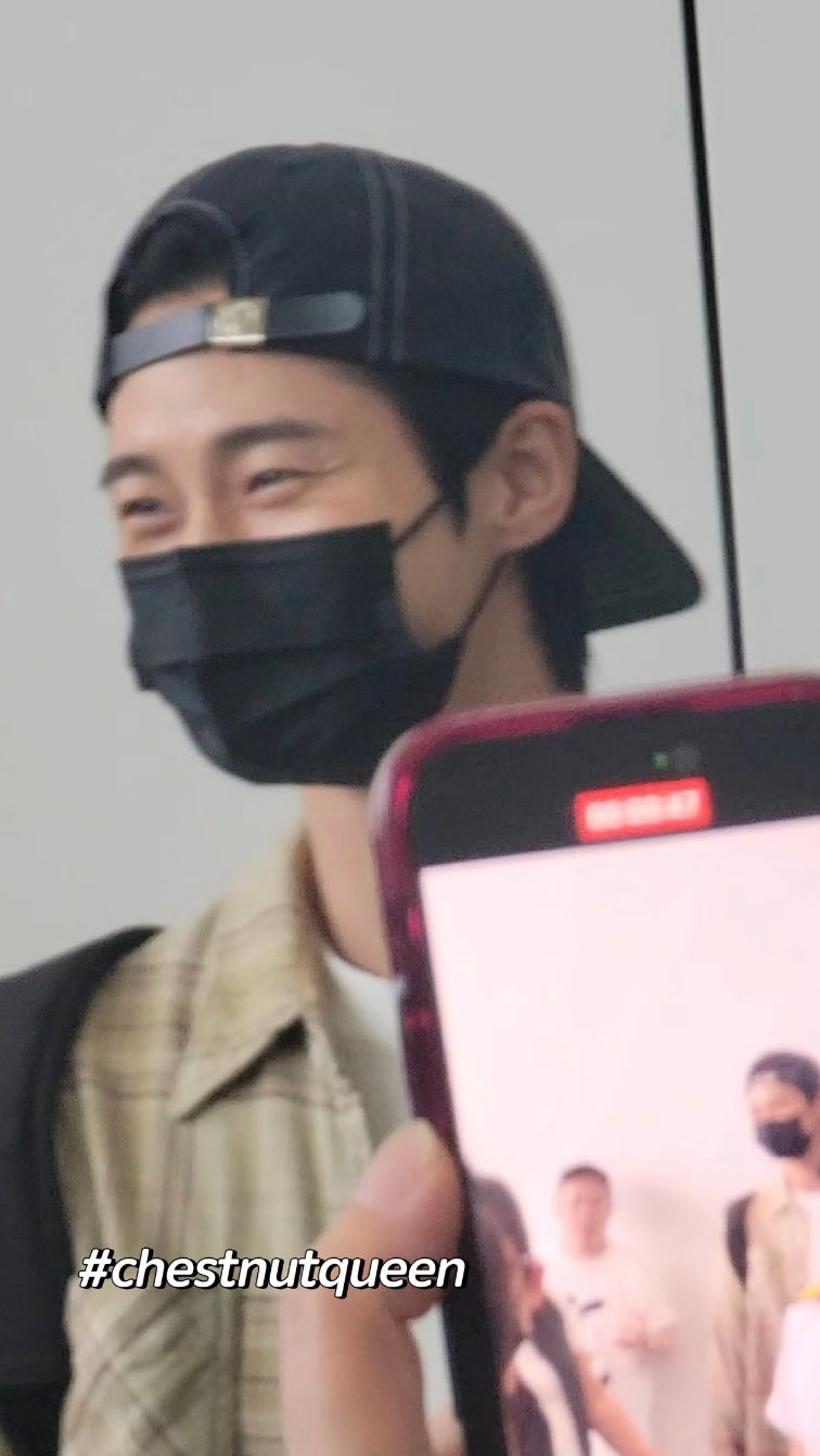 Nam chính Lovely Runner mỉm cười thân thiện. Nam chính Lovely Runner mỉm cười thân thiện.