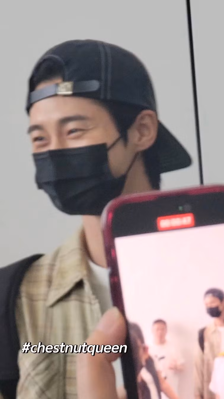 Nam chính Lovely Runner mỉm cười thân thiện.