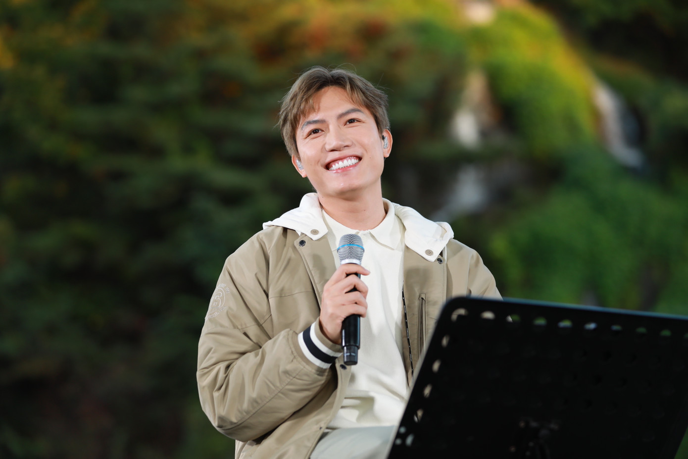 Anh Tú chinh phục khán giả bởi chất giọng ấm áp. Anh Tú chinh phục khán giả bởi chất giọng ấm áp.