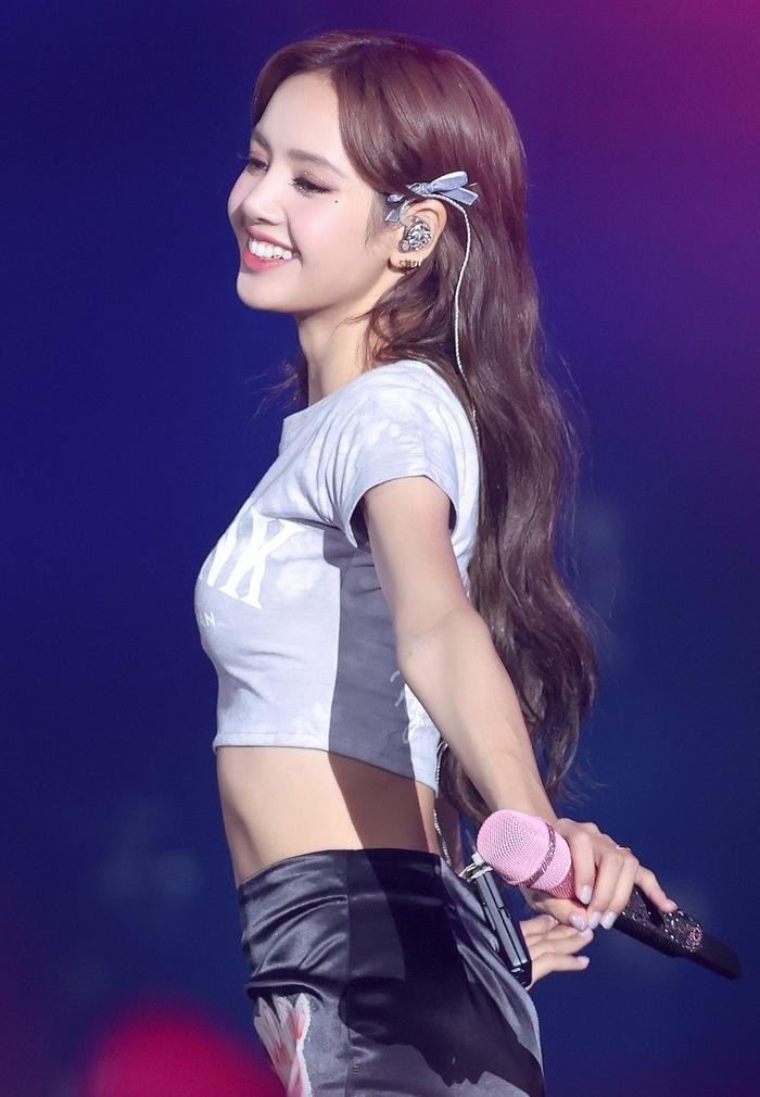 Sáng cùng ngày, thông tin về việc Lisa ký kết hợp đồng với một hãng thu âm ở Mỹ với số tiền 50 tỷ won (hơn 907 tỷ đồng) khiến nhiều BLINK bất ngờ. Sáng cùng ngày, thông tin về việc Lisa ký kết hợp đồng với một hãng thu âm ở Mỹ với số tiền 50 tỷ won (hơn 907 tỷ đồng) khiến nhiều BLINK bất ngờ.